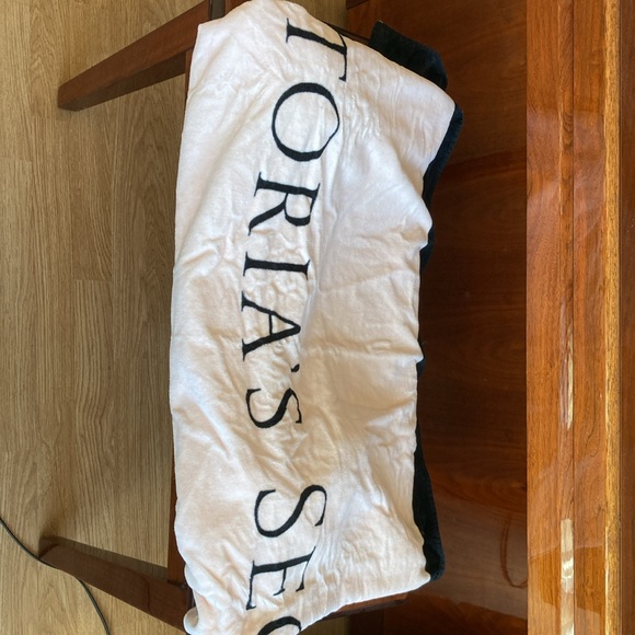 Bundle of Victoria’s Secret beach towel and beach bag - Picture 3 of 3